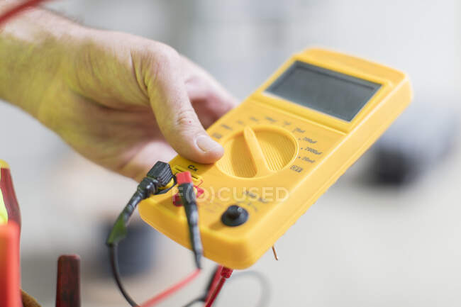 Close-up do voltímetro de retenção eletricista — Fotografia de Stock