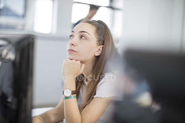 Teenager mädchen tag träumen im computer-kurs — Stockfoto