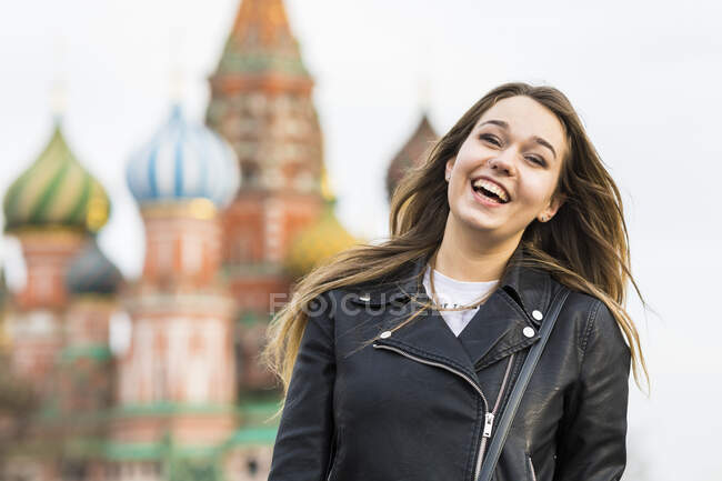 Rusia, Moscú, retrato de una joven en la ciudad - foto de stock