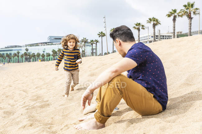 Spagna, Barcellona, padre e figlio sulla spiaggia — Foto stock