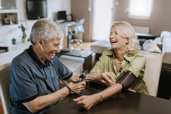 Щаслива старша пара приймаючи кров'яний тиск — стокове фото