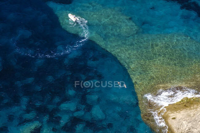 Córsega, costa mediterrânica, praia rochosa — Fotografia de Stock