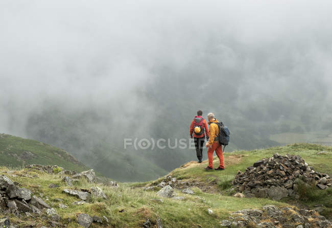 England, Langdale Valley, Gimmer Crag, climbers, couple — Stock Photo