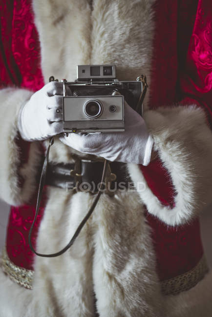 Le Père Noël avec une caméra d'époque, vue partielle — Photo de stock