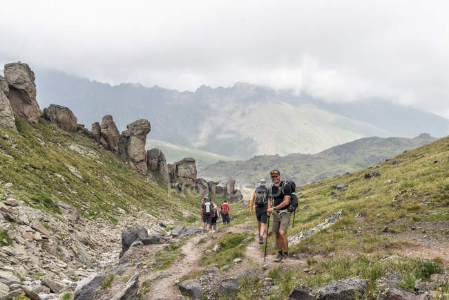 Росія, Кавказ, гірські мандрівники в долині Верхнього Баксану. — стокове фото
