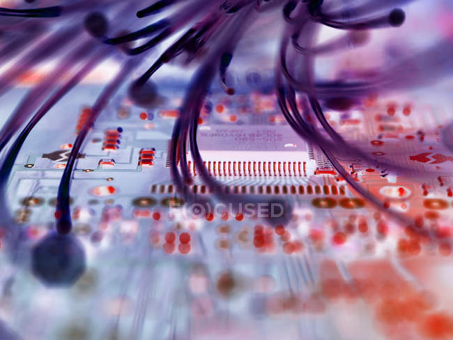 Fibra óptica atacando circuitos electrónicos con un virus - foto de stock