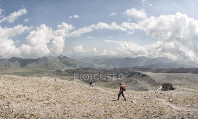 Rusia, Cáucaso, Montañistas haciendo senderismo en el Alto Valle de Baksan - foto de stock