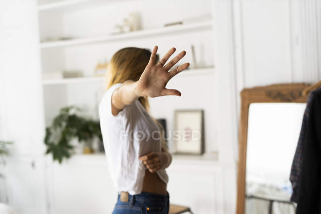 Abuso e violência contra as mulheres, mulher levantando a mão em casa — Fotografia de Stock