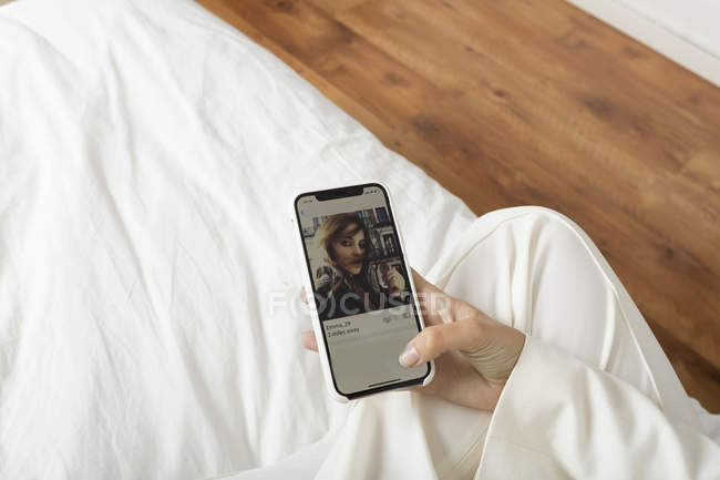 Uva mulher lésbica segurando smartphone, namoro aplicativo com foto de uma mulher — Fotografia de Stock