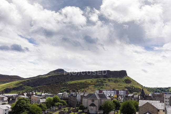 Великобританія, Шотландія, Единбург, вид з Calton Хілл на Солсбері Crags і Арчт сидіння — стокове фото