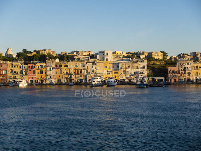 Italia, Campania, Napoli, Golfo di Napoli, Isola di Procida, città alla luce del mattino — Foto stock