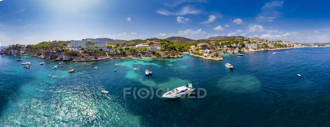 Espanha, Ilhas Baleares, Maiorca, Região Calvia, Costa de la Calma, Peguera, Cala Fornells, costa e porto natural — Fotografia de Stock