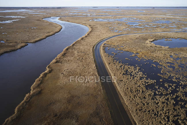 Estados Unidos, Maryland, Cambridge, inundación de marea alta debido al aumento del nivel del mar en el Refugio Nacional de Vida Silvestre Blackwater - foto de stock
