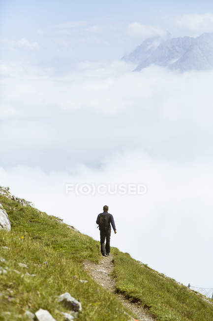 Austria, Alto Adige, escursionista sul sentiero escursionistico — Foto stock