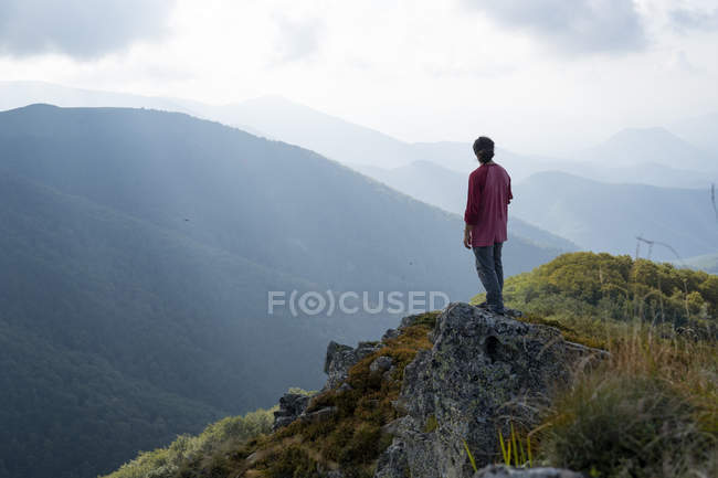 Bulgária, Montanhas Balcânicas, caminhante no miradouro olhando para as montanhas — Fotografia de Stock