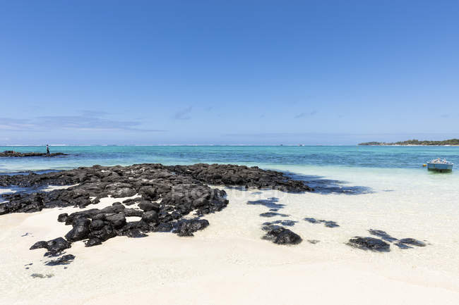 Mauritius, Flacq, East Coast, Fisherman at beach of Belle Mare — Stock Photo