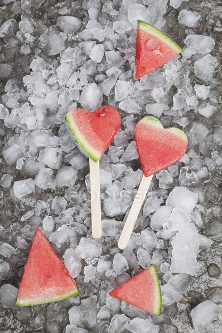 Sucettes de glace coeur de pastèque sur glace écrasée — Photo de stock