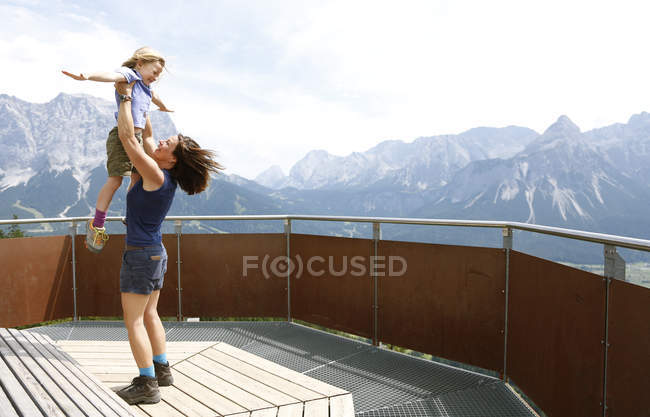 Tirol Sur, madre que levanta a su hija - foto de stock