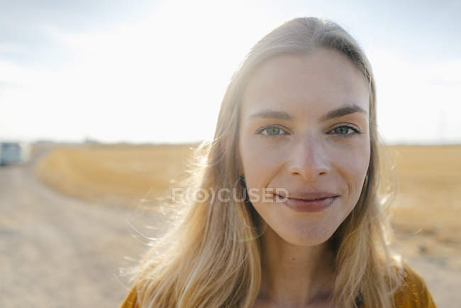 Ritratto di giovane donna sorridente nel paesaggio rurale — Foto stock