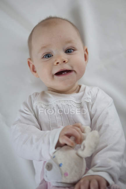 Ritratto di bambina con coniglietto giocattolo — Foto stock