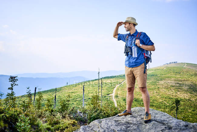Homem admirando a vista da montanha durante a viagem de caminhada — Fotografia de Stock