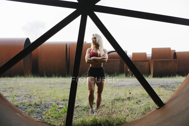 Mujer atlética de confianza de pie en el sitio industrial - foto de stock