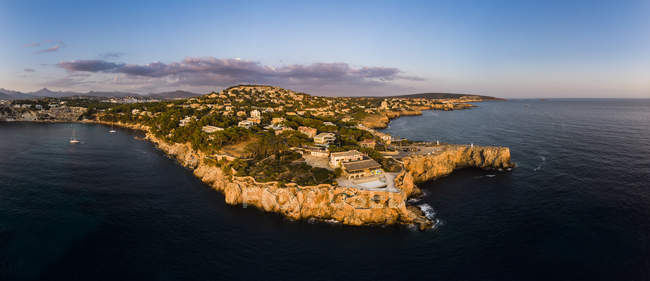 Espanha, Maiorca, Região Calvia, Vista aérea de Isla Malgrats e Santa Ponca ao entardecer — Fotografia de Stock