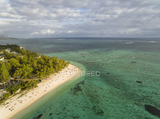 Mauritius, costa sud-occidentale, vista sull'Oceano Indiano, Le Morne, spiaggia, kite surfisti e velisti — Foto stock