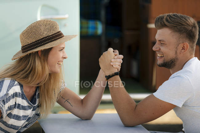 Felice giovane coppia braccio di ferro a camper — Foto stock