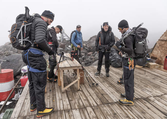 Росія, долина Баксан, Кавказ, альпіністи, що виїжджають у Північний табір. — стокове фото