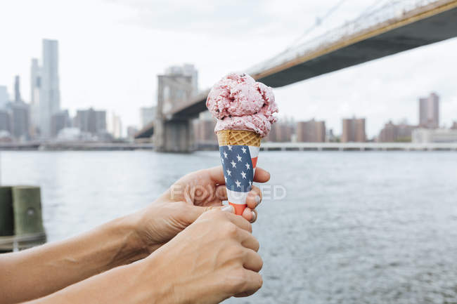 USA, New York, Brooklyn, primo piano di una donna sul lungomare con in mano un cono gelato — Foto stock