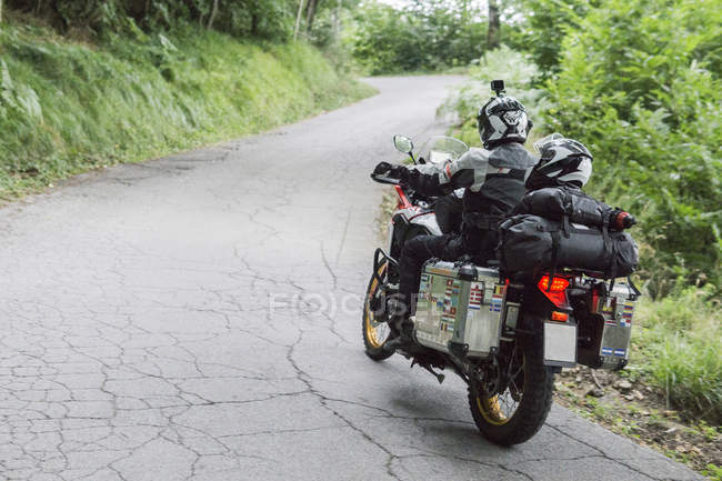 Vater und Sohn auf einer Motorradtour auf einer Landstraße — Stockfoto