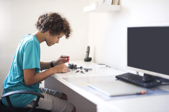 Junge repariert Drohne zu Hause — Stockfoto