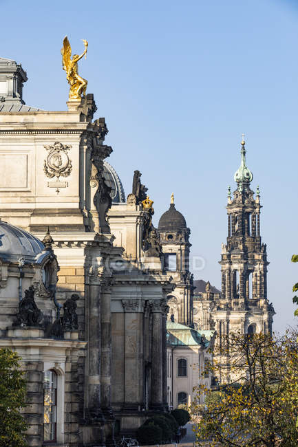 Alemanha, Dresden, academia de artes plásticas no Terraço de Bruehl e Catedral de Dresden em segundo plano — Fotografia de Stock
