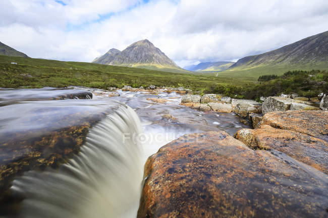 Großbritannien, Schottland, schottisches Hochland, Rannoch Moor, Glencoe, Hexenkessel Wasserfall, Buachaille Etive Mor und Mountain Stob Dearg — Stockfoto