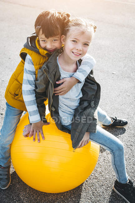 Porträt zweier Kinder, die Spaß am Turnball haben — Stockfoto