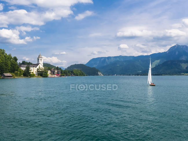 Áustria, Salzkammergut, Estado de Salzburgo, Lago Wolfgangsee, St. Wolfgang, Barco à vela — Fotografia de Stock