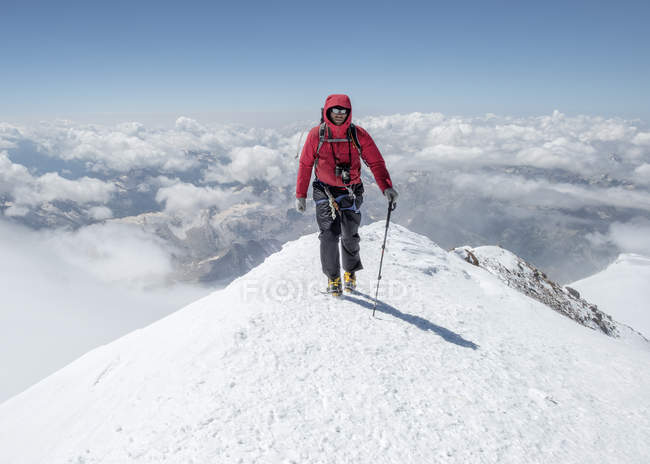 Rusia, Alto Valle de Baksan, Cáucaso, Montañero ascendente Monte Elbrus - foto de stock