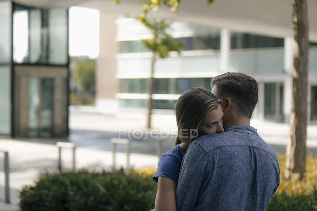 Paesi Bassi, Maastricht, giovane coppia affettuosa che si abbraccia in città — Foto stock