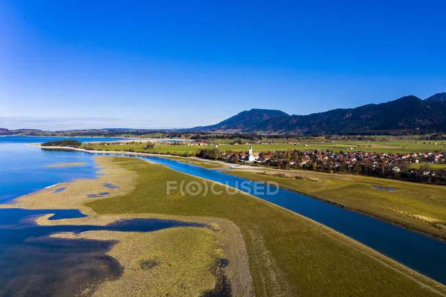 Alemania, Baviera, East Allgaeu, Fuessen, Schwangau, Forggensee, bajo nivel de agua y bancos de arena - foto de stock