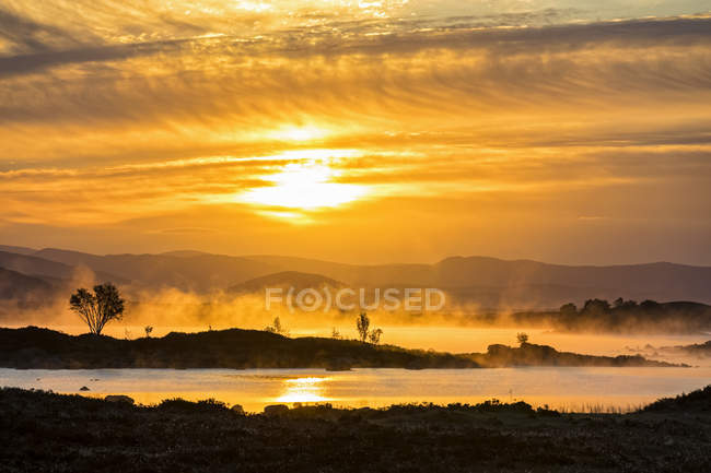 Grã-Bretanha, Escócia, Terras Altas da Escócia, Glencoe, Rannoch Moor, Sunrise over Loch Ba — Fotografia de Stock