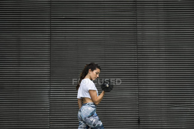 Giovane donna che fa allenamento con i pesi all'aperto — Foto stock