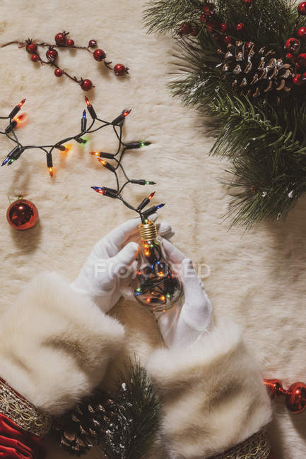 Mani di Babbo Natale con luci delle fate, vista dall'alto — Foto stock