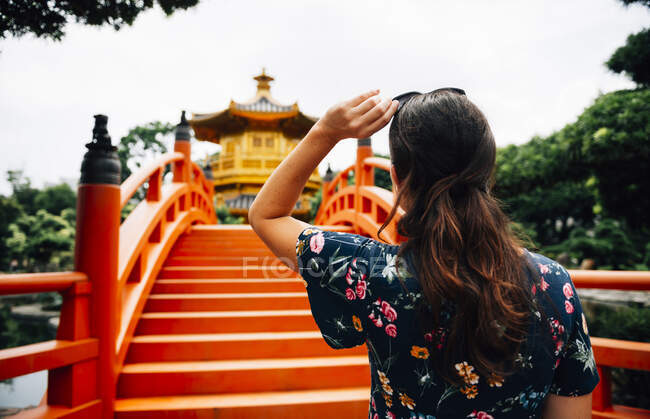 China, Hong Kong, Diamond Hill, Nan Lian Garden, Mirada turística femenina en el Pabellón de Oro de la Perfección Absoluta - foto de stock