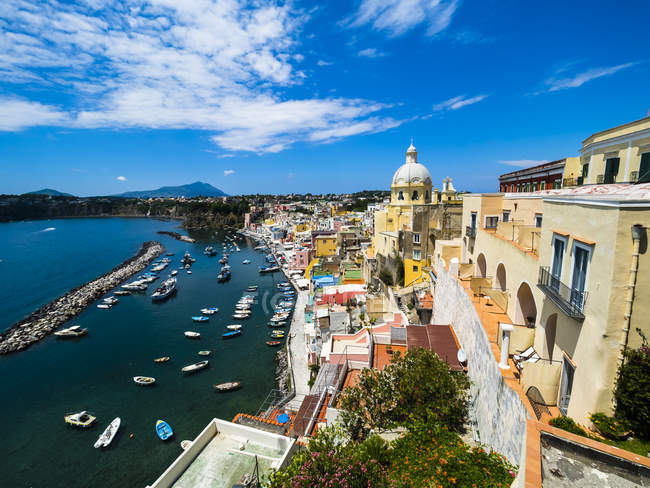 Italia, Campania, Golfo di Napoli, Isole Flegree, Isola di Procida, Porto, Marina di Corricella — Foto stock