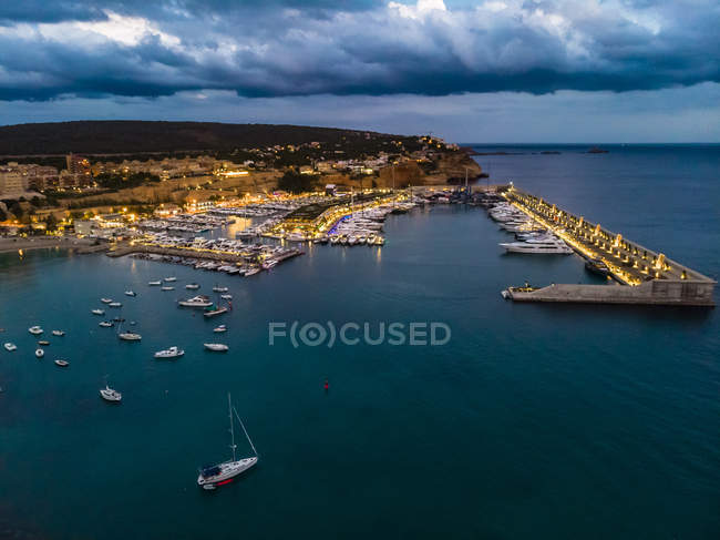 Majorque, El Toro, Port Adriano à l'heure bleue, vue aérienne — Photo de stock