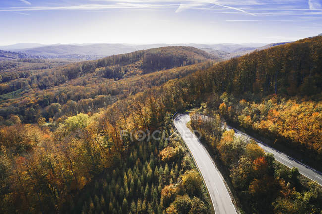 Австрия, Нижняя Австрия, Венский лес, Эксельберг, вид с воздуха в солнечный осенний день по извилистой горной дороге — стоковое фото