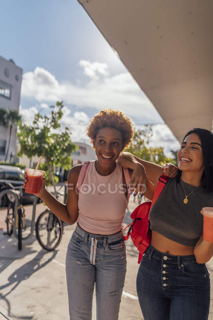 США, Флорида, Майамі-Біч, два щасливих подруг, що мають м'який напій у місті — стокове фото