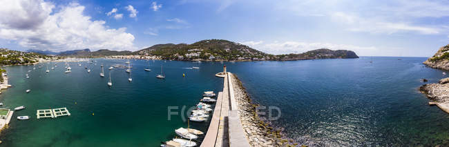 Espanha, Ilhas Baleares, Maiorca, Região de Andratx, Vista aérea de Port d 'Andratx, costa e porto natural com farol — Fotografia de Stock