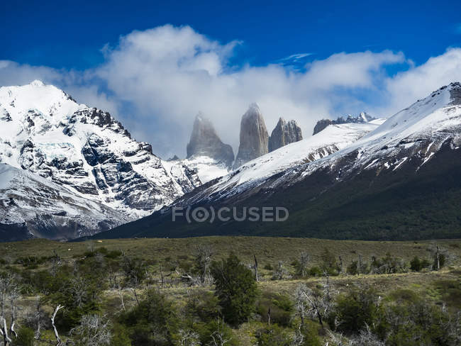 Chile, Patagonia, Magallanes y la Antartica Chilena Region, Torres del Paine National Park, Cerro Paine Grande and Cuernos del Paine near Laguna Amarga — Stock Photo